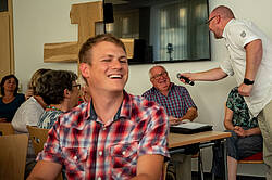 Eine lachende Person wird interviewt. Eine lachende Person wird interviewt.