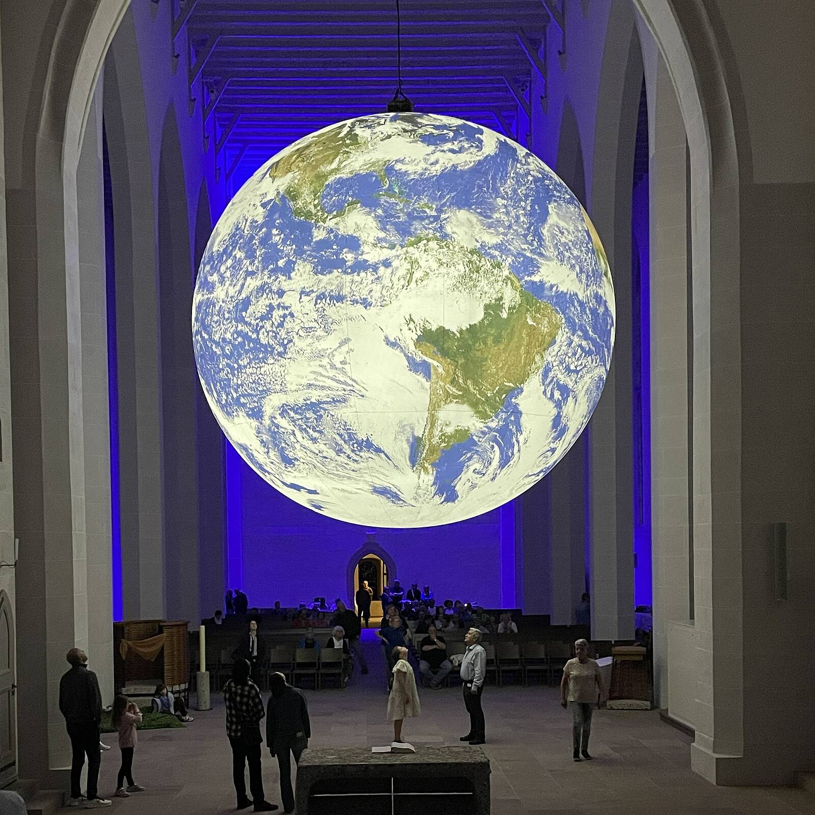 Öffnet die Seite 'Sechs Meter großer Erdball im Kirchenschiff: New Yorker Kunstinstallation GAIA zu Gast in Alzey und Mainz'