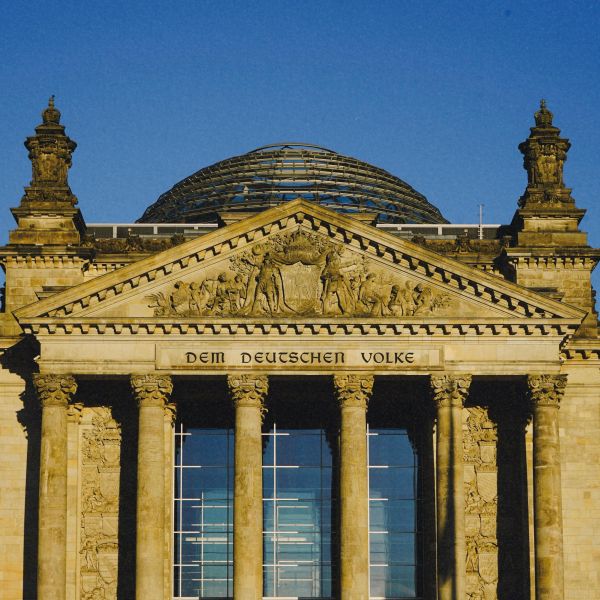 Öffnet die Seite 'Offener Brief: Demokratieförderung bewahren' Foto: Marina Endzhirgli auf pexels.com