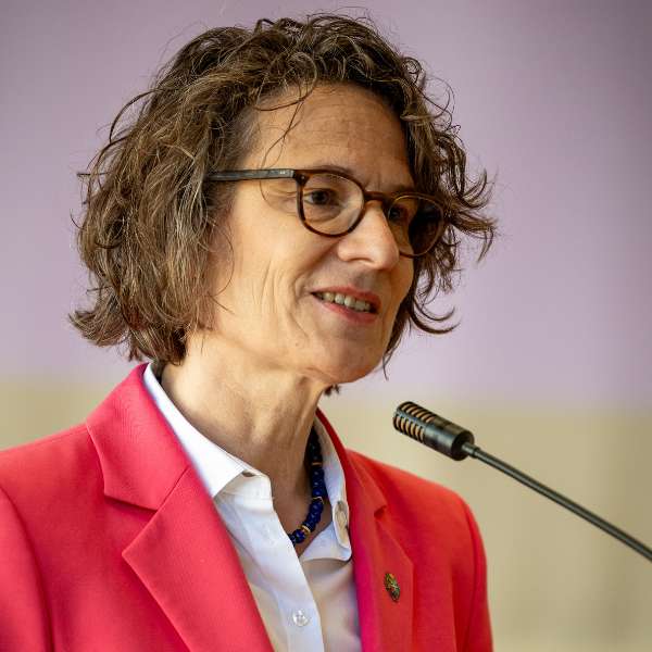 Öffnet die Seite 'Verlässlich für Menschenwürde: EKHN präzisiert Grundsätze für kirchliche Leitungsämter'
